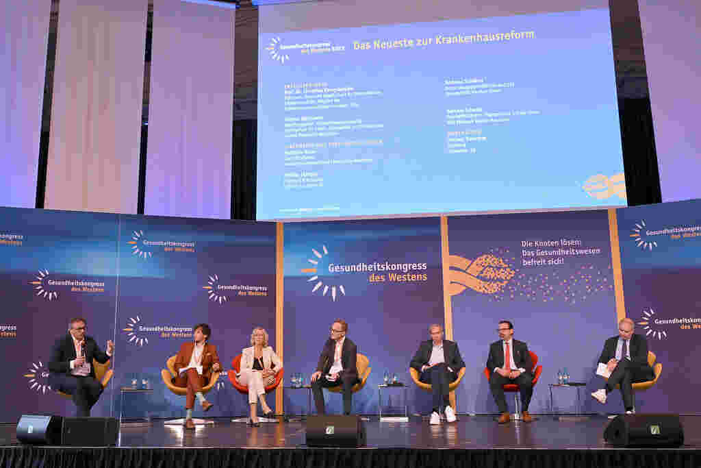 Diskussionsrunde zur Krankenhausreform auf einer Bühne auf dem GdW 2025 