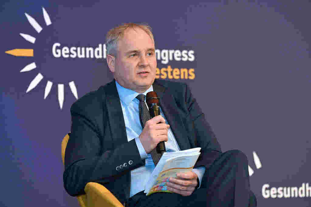 KGNW-Geschäftsführer Matthias Blum bei der Diskussionsrunde zur Krankenhausreform auf einer Bühne auf dem GdW 2025 